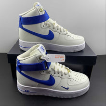 Cargar imagen en el visor de la galería, Air Force 1 High SE Sail White Metallic Gold Blue Jay DQ7584-100