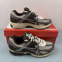 Cargar imagen en el visor de la galería, Zoom Vomero 5 Earth Fossil Light Iron Ore FD9920-022