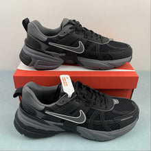 Cargar imagen en el visor de la galería, Nike V2k Run Black Carbon Ash FD0736-102