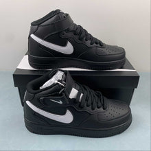 Cargar imagen en el visor de la galería, Air Force 1 07 Mid Black White HK5622-955