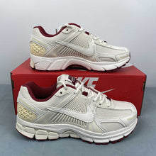 Cargar imagen en el visor de la galería, Zoom Vomero 5 Sail Sail-Pale Ivory-Team Red HF0737-111