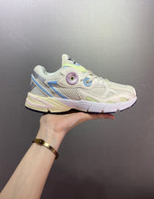 Cargar imagen en el visor de la galería, Adidas Astir Off White Clear Sky GZ4331