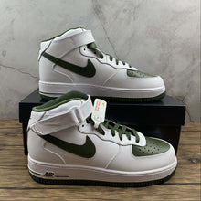 Cargar imagen en el visor de la galería, Air Force 1 07 Mid Retro White Dark Green 554724-088