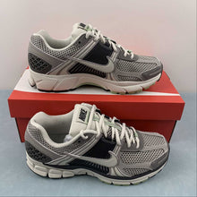 Cargar imagen en el visor de la galería, Zoom Vomero 5 Cobblestone Flat Pewter Light Bone FB8825-001