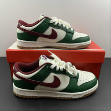 Cargar imagen en el visor de la galería, SB Dunk Low Gorge Green Team Red Gum Medium Brown FB7160-161