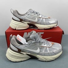 Cargar imagen en el visor de la galería, Nike V2k Run Grey Bronw FD0736-202