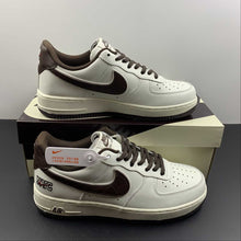 Cargar imagen en el visor de la galería, Air Force 1 07 Low NYC Beige Dark Red Black CM9612-023
