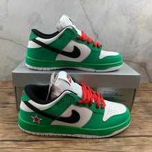 Cargar imagen en el visor de la galería, SB Dunk Low Heineken Classic Green Black White Red 304292-302