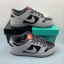 Cargar imagen en el visor de la galería, Dunk Low Premium SB Quickstrike Atlas Black Wolf Grey 504750-020