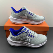 Cargar imagen en el visor de la galería, Air Zoom Pegasus 39 Detroit Lions Medium Silver Battle Blue DR2042-001