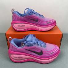 Cargar imagen en el visor de la galería, Nike Zoom Vomero PLUS Royal Pulse Metallic Dark Grey HV8154-400