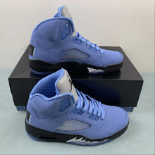 Cargar imagen en el visor de la galería, Air Jordan 5 Retro UNC University Blue Black White DV1310-401