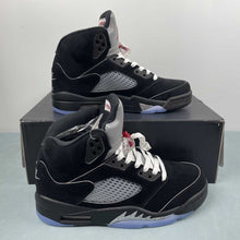 Cargar imagen en el visor de la galería, Air Jordan 5 Retro OG Black Metallic Reimagined HF3975-001