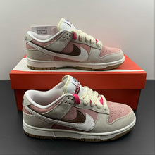 Cargar imagen en el visor de la galería, SB Dunk Low SE 85 Cherry Powder Brown Black DO9457-121