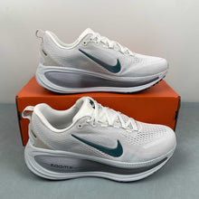 Cargar imagen en el visor de la galería, Nike Zoom Vomero 18 White Grey Green HM6804-103