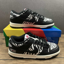 Cargar imagen en el visor de la galería, Quartersnacks x SB Dunk Low Zebra Black White DM3510-001