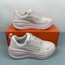 Cargar imagen en el visor de la galería, Nike Zoom Vomero PLUS Gilt Red Phamton-Light Bohe HV8154-603