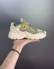 Cargar imagen en el visor de la galería, Adidas Astir Orbit Green Wonder White Gold Metallic GX8548