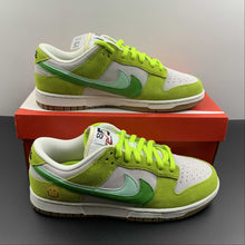 Cargar imagen en el visor de la galería, SB Dunk Low SE 85 Green Apple White DO9457-122