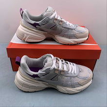 Cargar imagen en el visor de la galería, Nike V2k Run Premium Light Bone Sanddrift Viotech HF4305-072