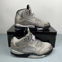 Cargar imagen en el visor de la galería, Air Jordan 5 Retro Wings Medium Grey Black Metallic Silver IO2038-001