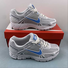 Cargar imagen en el visor de la galería, Zoom Vomero 5 Summit White University Blue Photon Dust FB9149-100