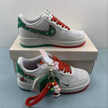 Cargar imagen en el visor de la galería, Undefeated x Air Force 1 07 Low Merry Christmas Red Green DH6239-839