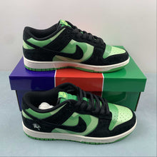 Cargar imagen en el visor de la galería, The Powerpuff Girls x SB Dunk Low Black Green White GP5532-062
