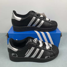 Cargar imagen en el visor de la galería, Adidas Superstar 2 Hello Kitty Black JH9977