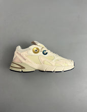 Cargar imagen en el visor de la galería, Adidas Astir “EcruTint” Gold Metallic GX7046