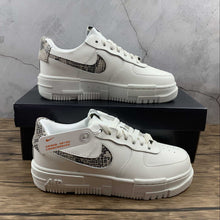 Cargar imagen en el visor de la galería, Air Force 1 PIXEL Sail Snake Desert Sand College Grey CV8481-101
