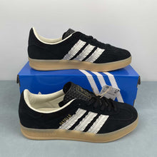 Cargar imagen en el visor de la galería, Adidas Gazelle Indoor Core Black Cream White Gum JS1412