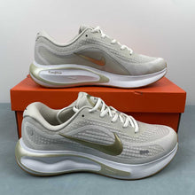 Cargar imagen en el visor de la galería, Nike Journey Run Phantom Sail Gum Light Brown Neutral Olive FJ7765-003