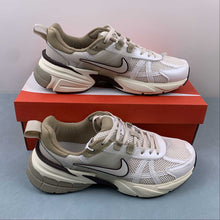 Cargar imagen en el visor de la galería, Nike V2k Run Light Orewood Brown Light Bone Khaki Earth FD0736-103