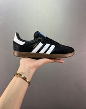 Cargar imagen en el visor de la galería, Adidas Samba Vegan Black White Brown-Gum B75807
