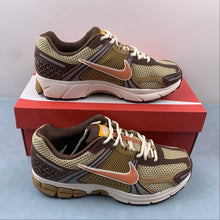 Cargar imagen en el visor de la galería, Zoom Vomero 5 Wheat Grass Gold Suede FB9149-700