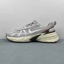 Cargar imagen en el visor de la galería, Nike V2k Run Grey Bronw FD0736-202