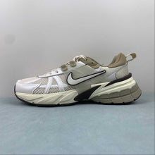 Cargar imagen en el visor de la galería, Nike V2k Run Light Orewood Brown Light Bone Khaki Earth FD0736-103