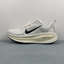 Cargar imagen en el visor de la galería, Nike Zoom Vomero 18 Summit White Coconut Milk Black HM6803-101