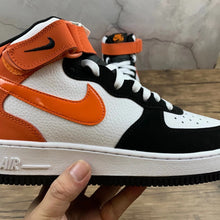 Cargar imagen en el visor de la galería, Air Force 1 07 Mid White Black Orange 554724 058