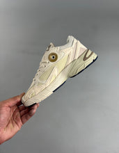 Cargar imagen en el visor de la galería, Adidas Astir “EcruTint” Gold Metallic GX7046