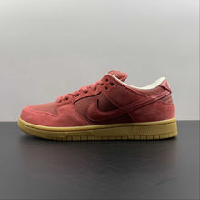 Cargar imagen en el visor de la galería, SB Dunk Low Adobe Red Gum DV5429-600