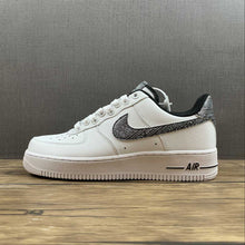 Cargar imagen en el visor de la galería, Air Force 1 07 Low Geometric Print White Metallic Silver Black CZ7933-100