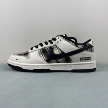 Cargar imagen en el visor de la galería, Supreme x SB Dunk Low White Black Brown SP1098-061