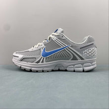 Cargar imagen en el visor de la galería, Zoom Vomero 5 Summit White University Blue Photon Dust FB9149-100