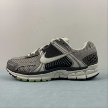 Cargar imagen en el visor de la galería, Zoom Vomero 5 Cobblestone Flat Pewter Light Bone FB8825-001