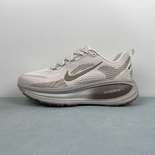 Cargar imagen en el visor de la galería, Nike Zoom Vomero 18 Ligth Bone Mink Brown Phantom HM6804-003