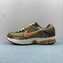 Cargar imagen en el visor de la galería, Zoom Vomero 5 Wheat Grass Gold Suede FB9149-700