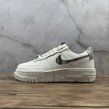 Cargar imagen en el visor de la galería, Air Force 1 PIXEL Sail Snake Desert Sand College Grey CV8481-101
