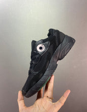 Cargar imagen en el visor de la galería, Adidas Astir Core Black Core Black Purple GW5370